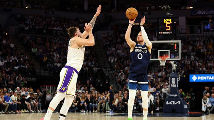 Donte DiVincenzo lanzando por encima de Luka Doncic.