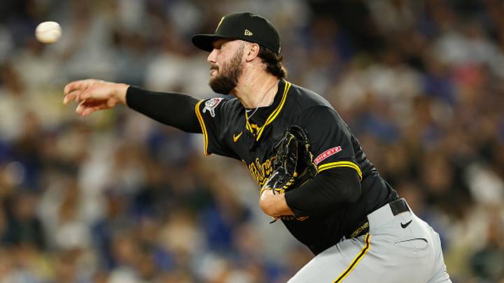 Paul Skenes lanzando en un partido ante los Dodgers