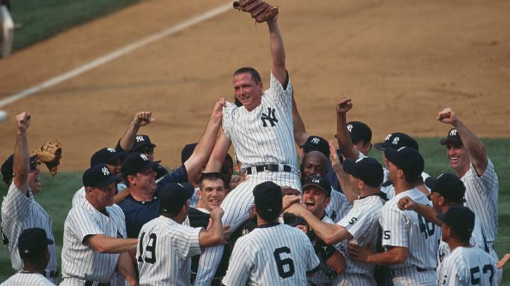 El lanzador David Cone de los Yankees de Nueva York celebra con sus compañeros de equipo después de lanzar el juego perfecto.