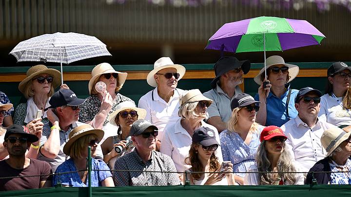 Los aficionados han sufrido del calor en Wimbledon. Los aficionados han sufrido del calor en Wimbledon.