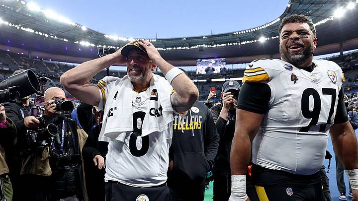El quarterback de los Steelers, Aaron Rodgers, y el tackle defensivo Cameron Heyward celebran su tercera victoria consecutiva. El quarterback de los Steelers, Aaron Rodgers, y el tackle defensivo Cameron Heyward celebran su tercera victoria consecutiva.