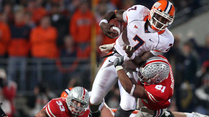 Nov 10, 2007; Columbus, OH, USA; Illinois Fighting Illini quarterback Juice Williams (7) runs for a first down n a fourth and one against the Ohio State Buckeyes safety Anderson Russell (21) at Ohio Stadium. The Fighting Illini beat the Buckeyes 28-21. Mandatory Credit: Matthew Emmons-Imagn Images