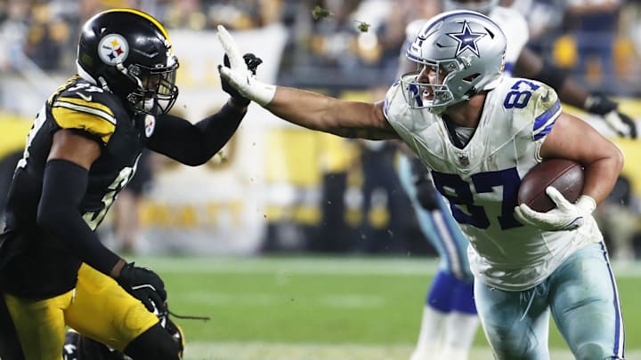 Dallas Cowboys tight end Jake Ferguson runs after a catch against the Pittsburgh Steelers Minkah Fitzpatrick 
