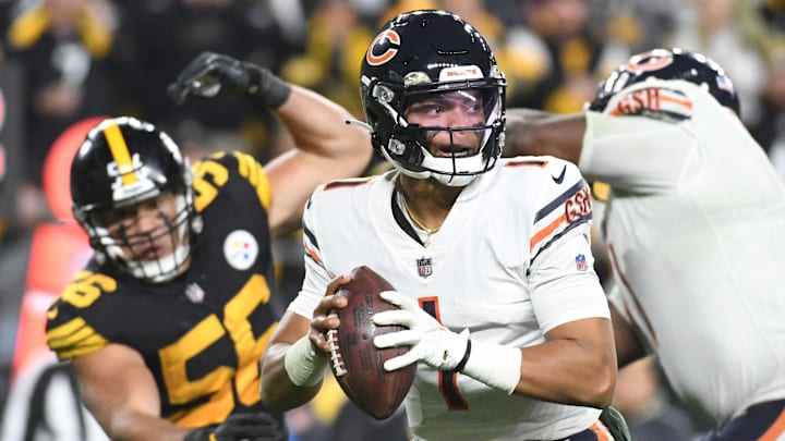 Nov 8, 2021; Pittsburgh, Pennsylvania, USA;  Chicago Bears quarterback Justin Fields (1) throws a