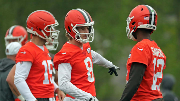 Cleveland Browns quarterback Kenny Pickett gestures to rookie Shedeur Sanders during an NFL practice at the Cleveland Browns training facility on Wednesday, May 28, 2025, in Berea, Ohio.