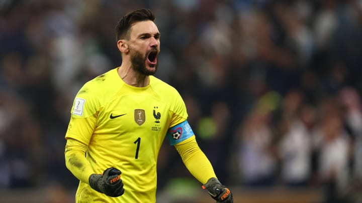 Hugo Lloris, est le joueur le plus capé de l'histoire du football français. Hugo Lloris, est le joueur le plus capé de l'histoire du football français.