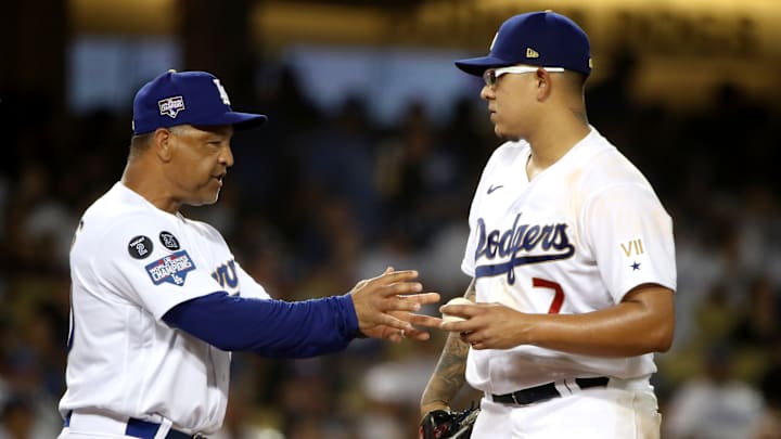 Dave Roberts, el manager de los Dodgers de Los Angeles, junto a Julio Urías