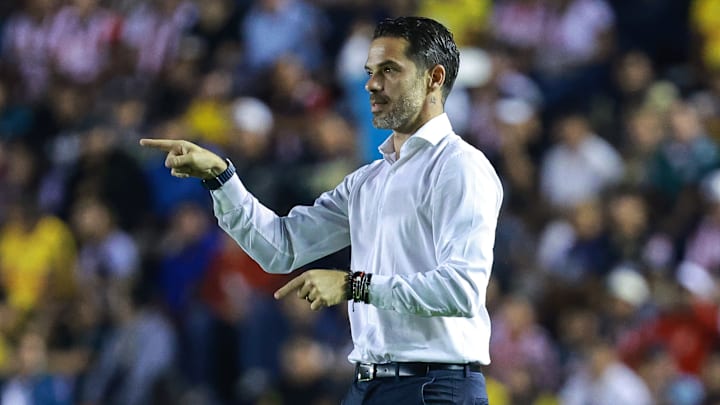 La afición de Chivas explota contra Fernando Gago 