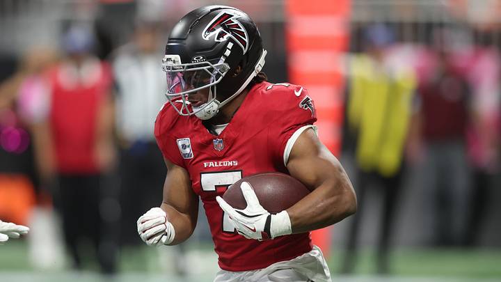 Oct 18, 2026; Atlanta, Georgia, USA; Atlanta Falcons running back Bijan Robinson (7) runs with the ball against the Chicago Bears during the third quarter at Mercedes-Benz Stadium. Oct 18, 2026; Atlanta, Georgia, USA; Atlanta Falcons running back Bijan Robinson (7) runs with the ball against the Chicago Bears during the third quarter at Mercedes-Benz Stadium.