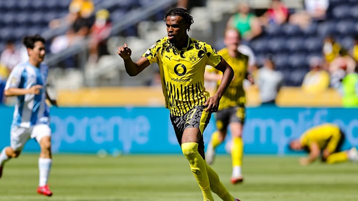 Carney Chukwuemeka im BVB-Trikot Carney Chukwuemeka im BVB-Trikot