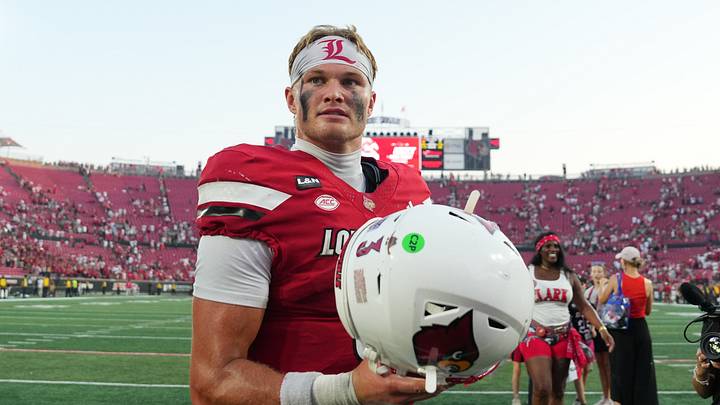 Lincoln Kienholz, Louisville’s unconventional quarterback, piloted the Cardinals to a 41–31 win over SMU.