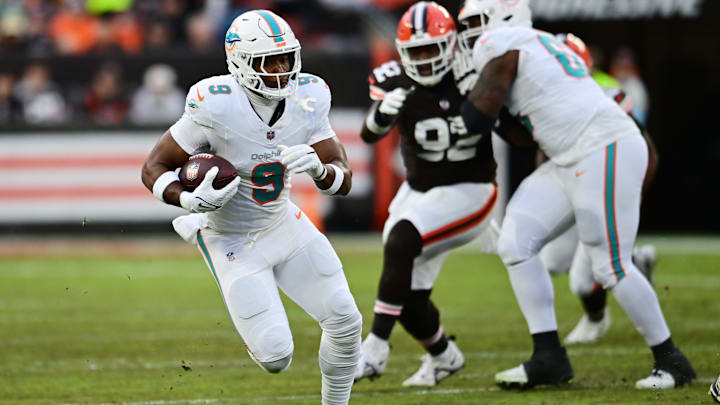 Miami Dolphins tight end Jonnu Smith (9) runs with the ball after a catch during the first half against the Cleveland Browns at Huntington Bank Field last December.