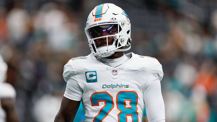 Miami Dolphins running back De’Von Achane (28) warms up before the game against the Las Vegas Raiders at Allegiant Stadium. Miami Dolphins running back De’Von Achane (28) warms up before the game against the Las Vegas Raiders at Allegiant Stadium.