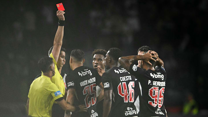JP e Cuesta foram expulsos na derrota do Vasco 