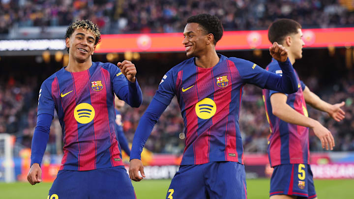 Alejandro Balde (rechts im Bild) jubelt mit Teamkollege Lamine Yamal