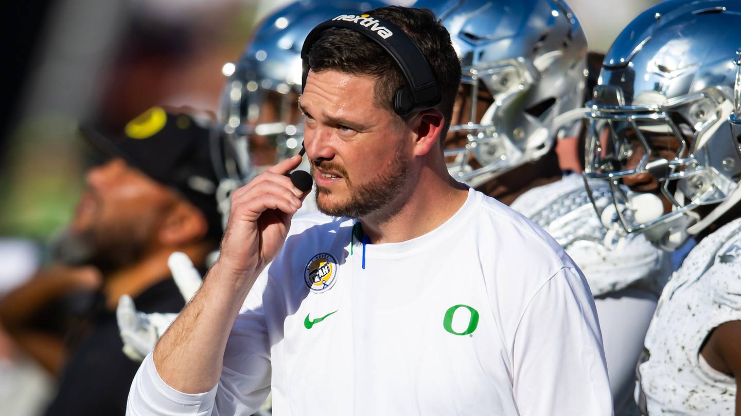 Dan Lanning Breaks Down the Development of Oregon Ducks' Offensive Line