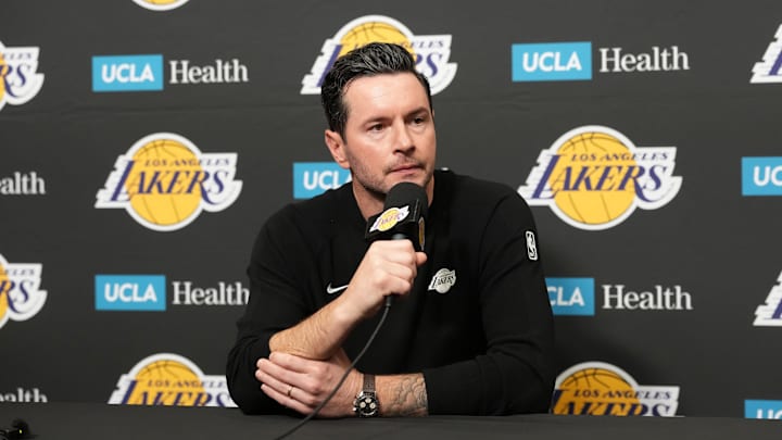El entrenador de los Lakers, JJ Redick, tuvo una pequeña discusión con su jugador Jarred Vanderbilt, en el choque ante el Thunder 