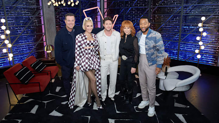 THE VOICE -- "Blind Auditions" Episode Coaches -- Pictured: (l-r) Carson Daly, Gwen Stefani, Niall Horan, Reba McEntire, John Legend -- (Photo by: Tyler Golden/NBC)