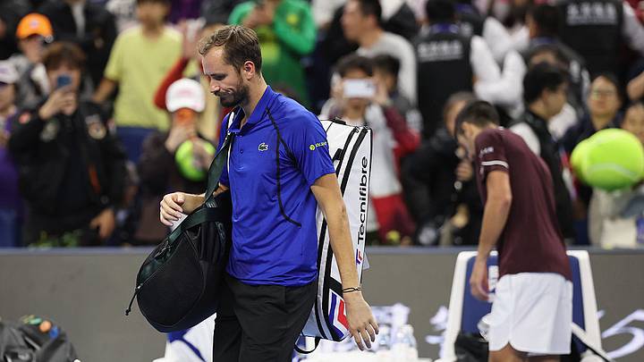Daniil Medvedev se retira después de ser descalificado del China Open. Al fondo, Novak Djokovic. Daniil Medvedev se retira después de ser descalificado del China Open. Al fondo, Novak Djokovic.