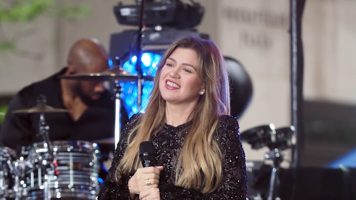Kelly Clarkson Performs On "Today"