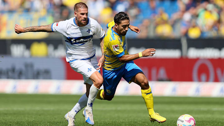 Immanuel Pherai (re.) im Duell mit Tobias Kempe