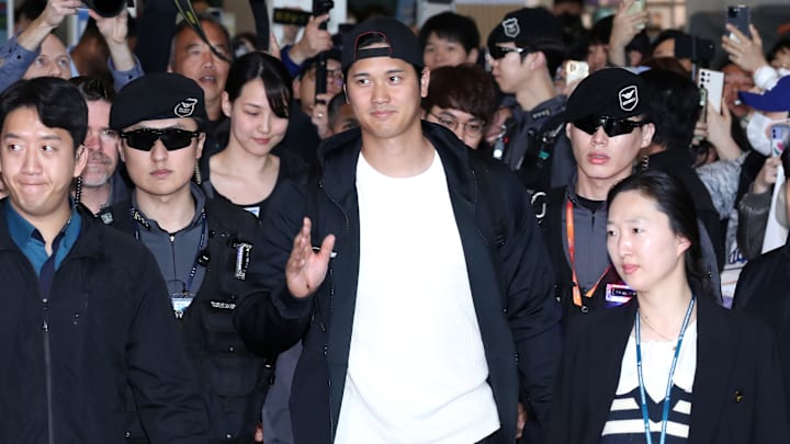Shohei Ohtani y su esposa Mamiko Tanaka, ubicada justo detrás de él