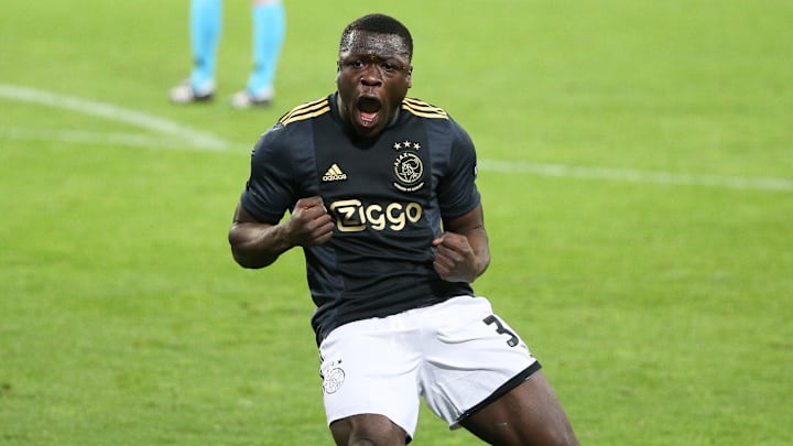 El jugador Brian Brobbey celebra un gol.