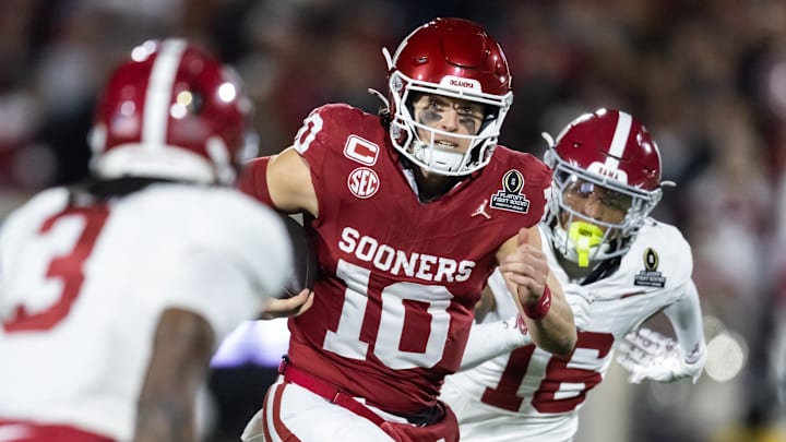 Oklahoma quarterback John Mateer rushed the ball in the College Football Playoff against Alabama.
