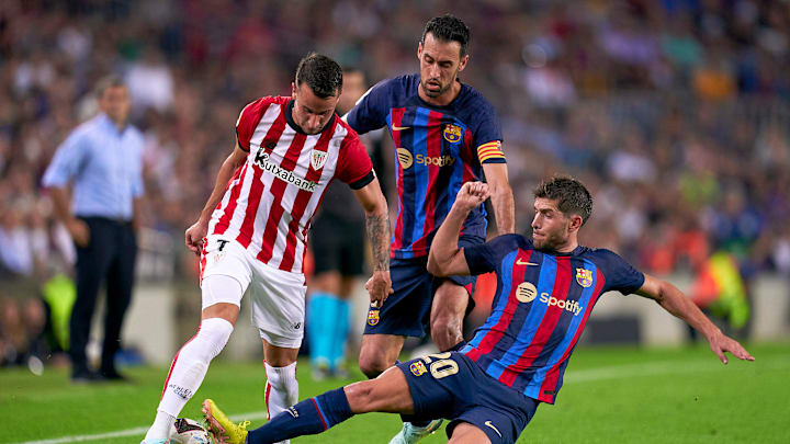 Sergi Roberto verletzte sich bei seiner Grätsche gegen Alex Berenguer (l.)