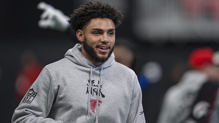 Dec 22, 2024; Atlanta, Georgia, USA; Atlanta Falcons wide receiver Drake London (5) warms up on the field prior to the game against the New York Giants at Mercedes-Benz Stadium. 