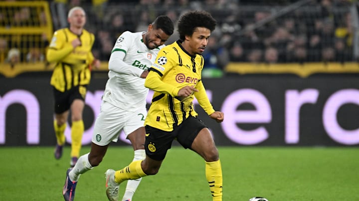 Karim Adeyemi, verfolgt von Matheus Reis