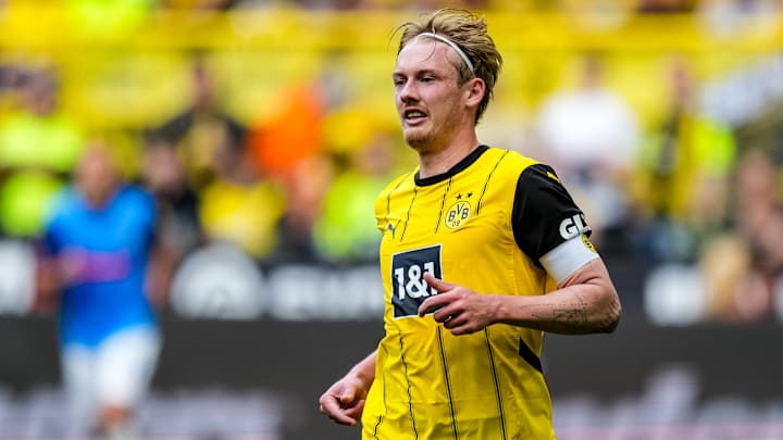 Julian Brandt im BVB-Trikot mit der Kapitänsbinde. Das Amt war für ihn eine Belastung