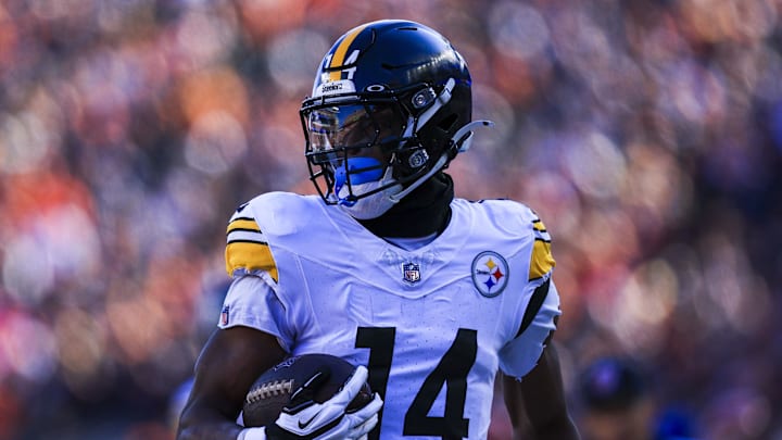 Dec 1, 2024; Cincinnati, Ohio, USA; Pittsburgh Steelers wide receiver George Pickens (14) runs the ball in for a touchdown against the Cincinnati Bengals in the first half at Paycor Stadium. Mandatory Credit: Katie Stratman-Imagn Images Dec 1, 2024; Cincinnati, Ohio, USA; Pittsburgh Steelers wide receiver George Pickens (14) runs the ball in for a touchdown against the Cincinnati Bengals in the first half at Paycor Stadium. Mandatory Credit: Katie Stratman-Imagn Images