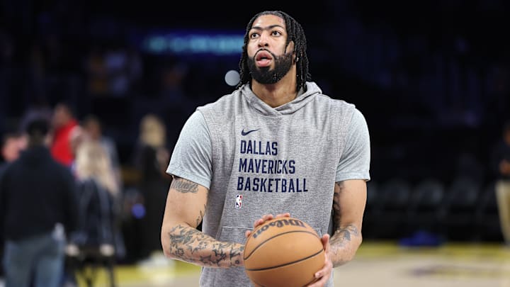 Davis se lesionó en el primer juego con los Mavericks