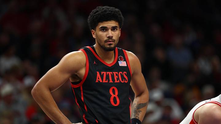 Dec 20, 2025; Phoenix, Arizona, USA; San Diego State Aztecs forward Tae Simmons (8) against the Arizona Wildcats during the Hall of Fame Series at Mortgage Matchup Center. Dec 20, 2025; Phoenix, Arizona, USA; San Diego State Aztecs forward Tae Simmons (8) against the Arizona Wildcats during the Hall of Fame Series at Mortgage Matchup Center.