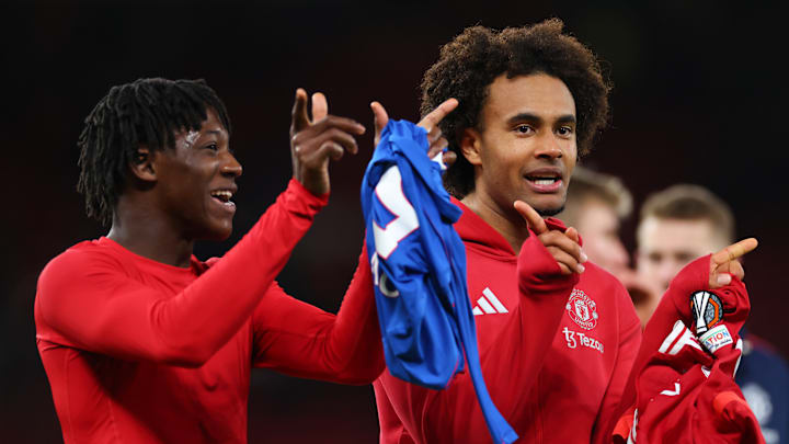 El futuro de Kobbie Mainoo (izquierda) y Joshua Zirkzee es incierto