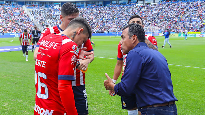 El técnico Ricardo Cadena le da instrucciones a Cristián Calderón.