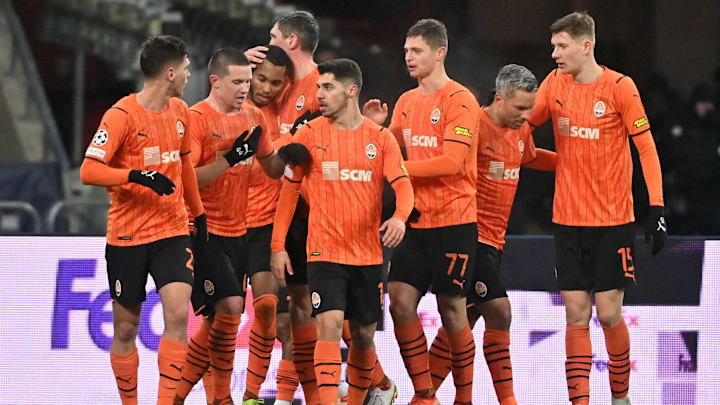 Le Shakhtar Donetsk dominait le championnat avant son arrêt. Le Shakhtar Donetsk dominait le championnat avant son arrêt.