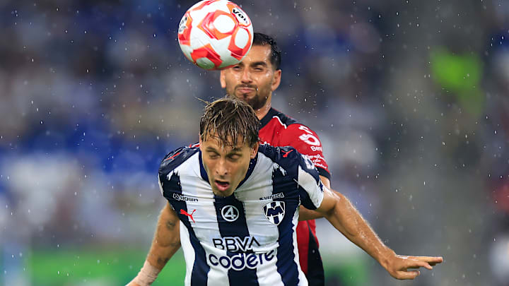 El español Sergio Canales y Eduardo Aguirre forcejean por el balón