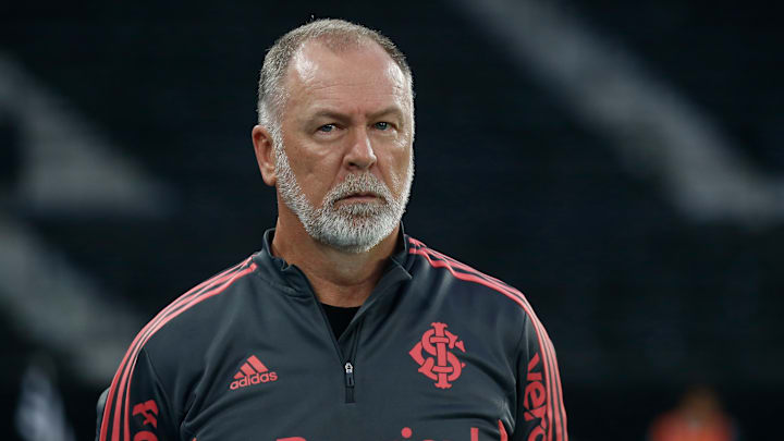 Mano Menezes virou "bola da vez" nos bastidores do Corinthians