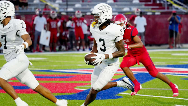 Bosco's wide receiver scores a touchdown in the second quarter.