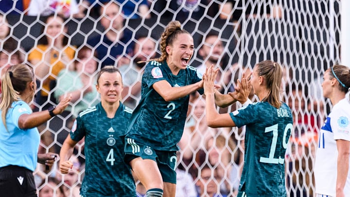 Sophia Kleinherne freut sich über ihren Führungstreffer