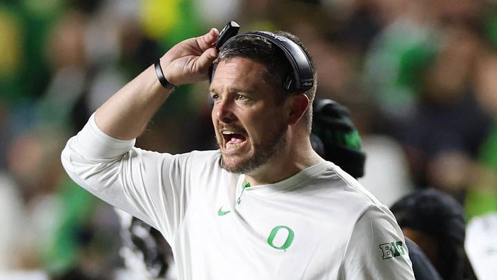 Oct 18, 2025; Piscataway, New Jersey, USA; Oregon Ducks head coach Dan Lanning looks on during the second half against the Rutgers Scarlet Knights at SHI Stadium. Mandatory Credit: Vincent Carchietta-Imagn Images Oct 18, 2025; Piscataway, New Jersey, USA; Oregon Ducks head coach Dan Lanning looks on during the second half against the Rutgers Scarlet Knights at SHI Stadium. Mandatory Credit: Vincent Carchietta-Imagn Images