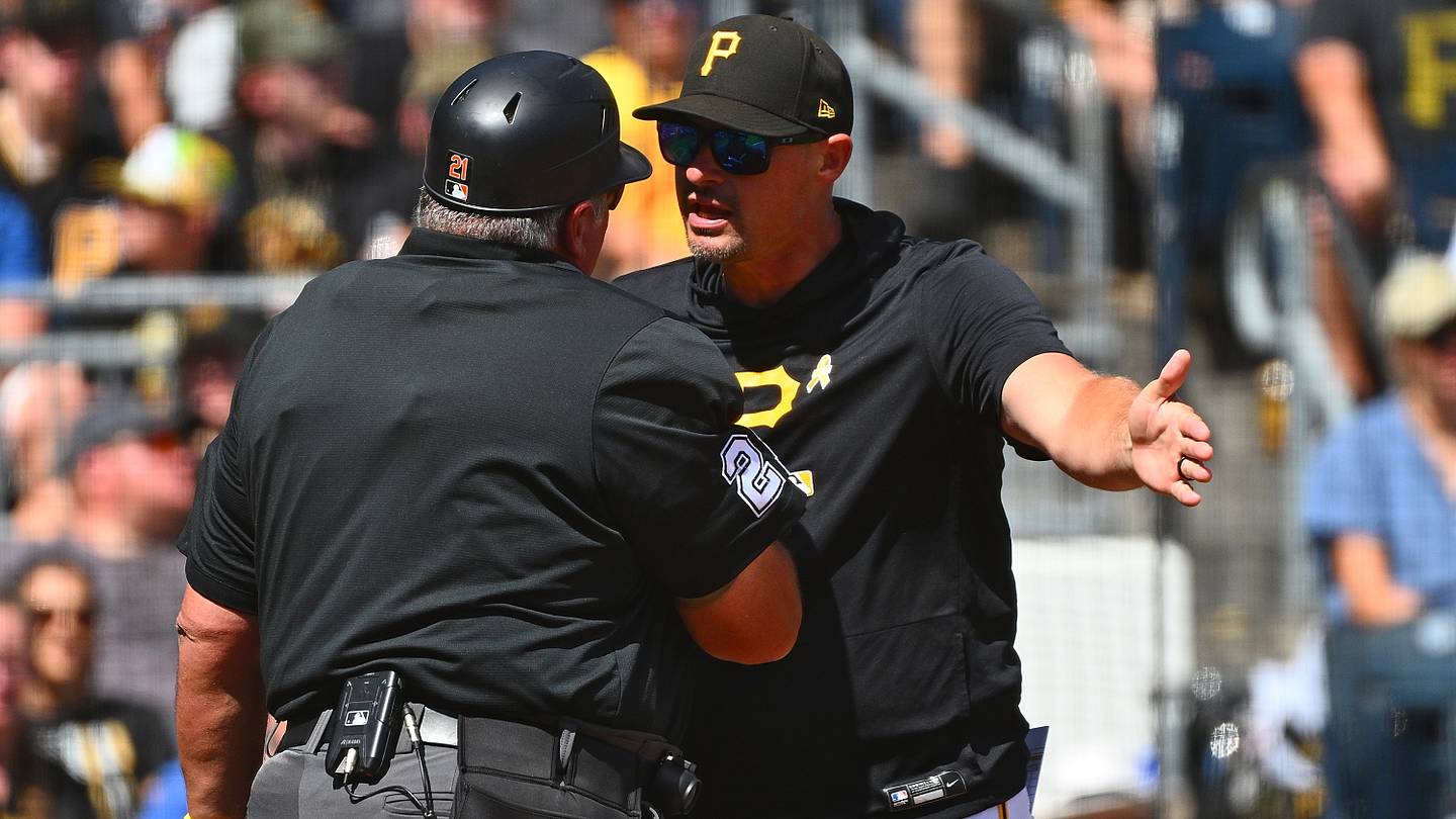 Don Kelly loses it on umpires after replay review kills Pirates' playoff momentum vs Cubs