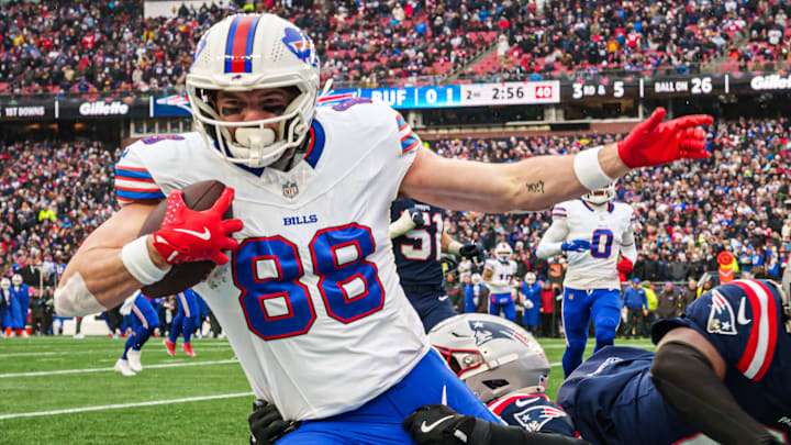 Buffalo Bills tight end Dawson Knox (88) runs the ball against the New England Patriots in the first quarter at Gillette Stadium..