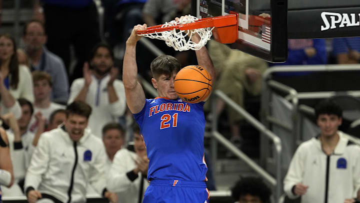 Apr 7, 2025; San Antonio, TX, USA; Florida Gators forward Alex Condon (21) dunks the ball against the Houston Cougars during the second half in the national championship game of the Final Four of the 2025 NCAA Tournament at the Alamodome.Mandatory Credit: Scott Wachter-Imagn Images