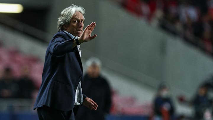 Jorge Jesus volta ao Brasil e diz ser apenas um turista ao ser questionado sobre visita ao país. Treinador disse que ainda acompanha jogos do Flamengo