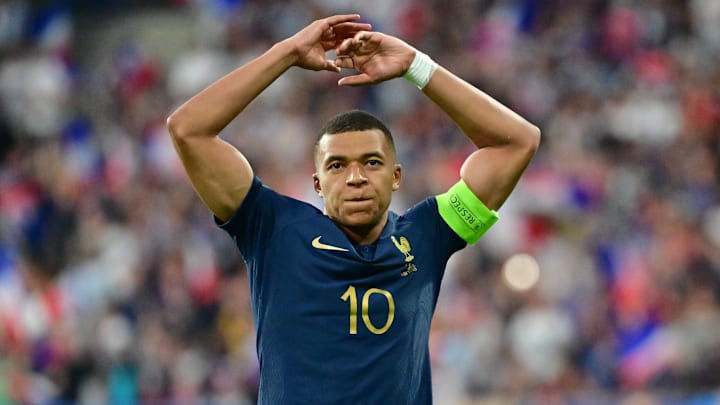 Kylian Mbappé mantiene una tensa relación con el PSG, equipo que ya lo comienza a excluir
