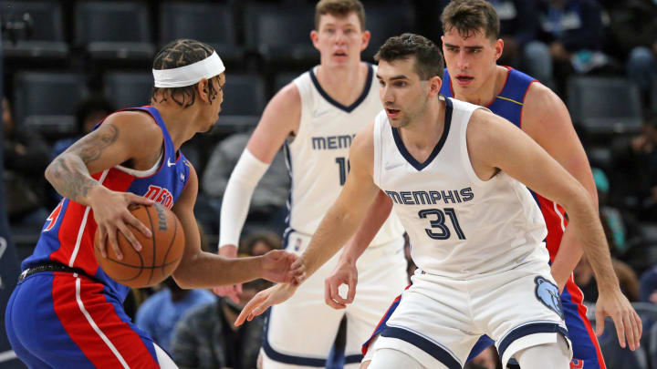 Memphis Grizzles guard Dakota Mathias (31) defends the ball Memphis Grizzles guard Dakota Mathias (31) defends the ball