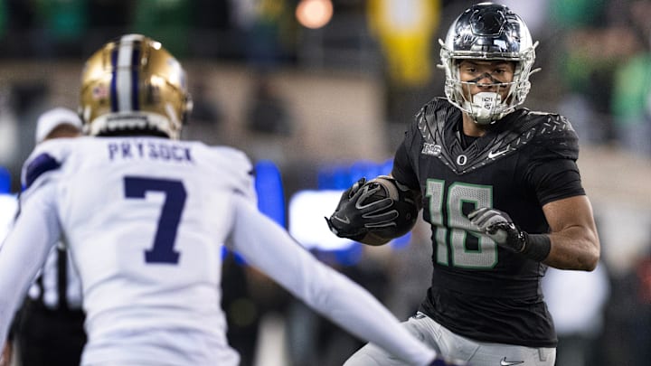 Oregon’s Kenyon Sadiq, right, rushes against Washington during the third quarter at Autzen Stadium.